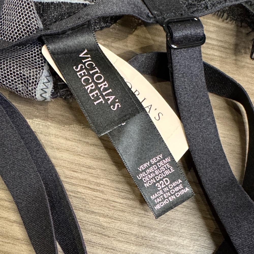 Victoria's Secret Black Lace Strappy Bra - Picture 4 of 5